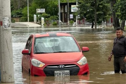 Varios sectores de Portoviejo sufren inundaciones este jueves 3 de abril
