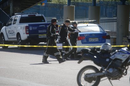 Los policías levantaron indicios tras asalto a blindado en Quicentro Sur de Quito.