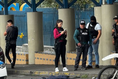 Los policías de Criminalística levantaron evidencias en la escena para tener más detalles del robo y ubicar a los delincuentes.
