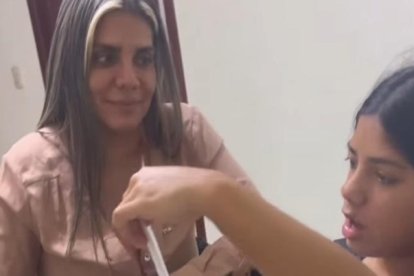 Renata lee el documento que llegó dentro de la caja.