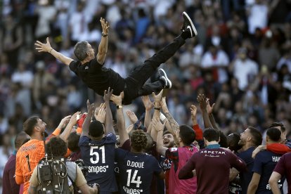 William Pacho celebra la Ligue 1 con sus compañeros en PSG.
