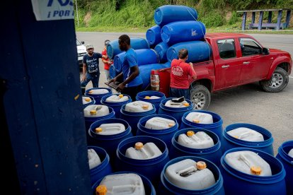 Activista esmeraldeño, Luis Bone, regala tanques para agua a las familias afectadas por el derrame de petróleo.