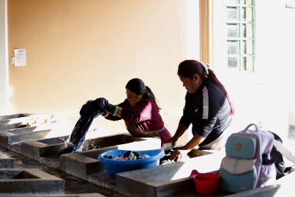 Madre e hija van a la lavandería  porque donde viven no tienen acceso  al agua.