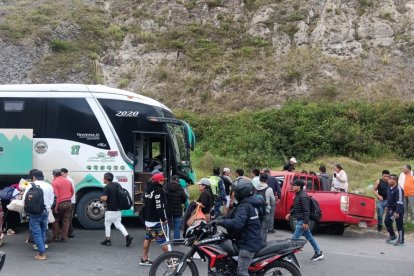Así quedó la camioneta en la que viajaba la familia. El padre quedó atrapado entre los hierros retorcidos.