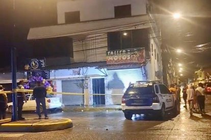 En los exteriores de una licorería fueron asesinadas dos personas.