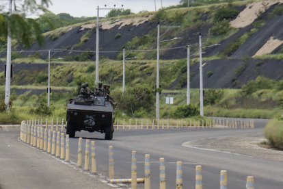 Durante el recorrido de EXTRA se pudo observar una tanqueta de guerra patrullando Manta.