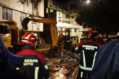 Los trabajos para ayudar a los afectados en Guápulo, oriente de Quito, empezaron tras los aguaceros.