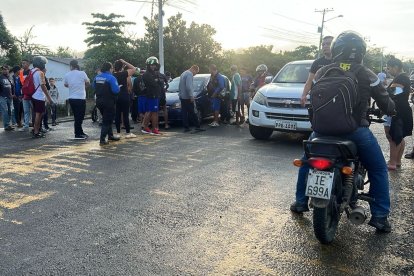 Sujetos armados interceptaron el vehículo y abrieron fuego, descargando una ráfaga de disparos contra los ocupantes.