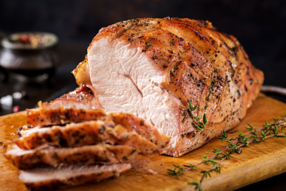 Rico en proteínas, potasio y selenio, el pavo es ideal para mantener una buena salud cardiovascular y muscular.