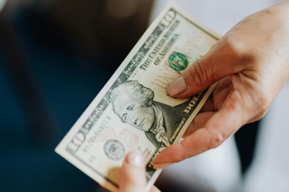 El Bono de Desarrollo Humano es entregado por el MIES.