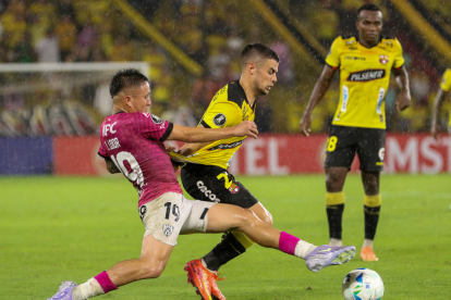 Joaquín Valiente (d) de Barcelona disputa el balón con Layan Manuel Loor de Independiente.