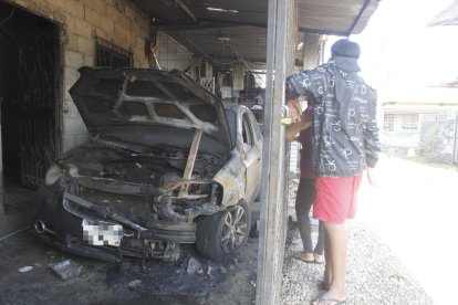 El vehículo que estaba en la casa de la madre quedó muy afectado.