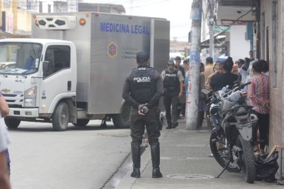 Agentes policiales acudieron al sitio para retirar el cuerpo.