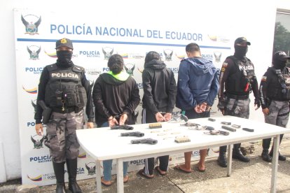 En el Guasmo Sur, una familia fue aprehendida con armas. Ellos argumentaron que criminales los forzaron a guardarlas.
