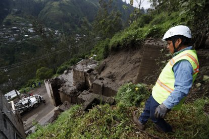El agua de una quebradilla buscó su cauce con las fuertes lluvias. Una casa resultó más afectada.