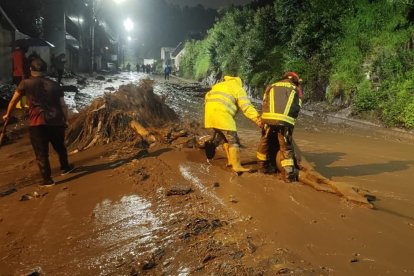 Uniformados están ayudando en las labores de emergencia.
