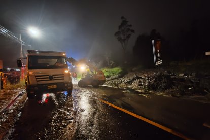 El lodazal que descendió por la calle Nela Martínez, en Conocoto, se debió a las fuertes lluvias.