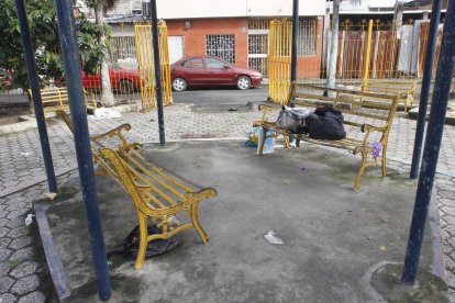 En el parque, la mañana de este martes aún quedaban pertenencias de las víctimas y restos de proyectiles.