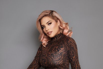 Alejandra Sánchez, 'La Suka', invita a sus amigos a participar en la venta de garaje, al pie de uno de sus restaurantes.

AG-EXTERNOS