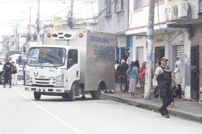 Policía acudieron hacia el local comercial para retirar el cadáver.