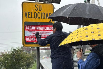 Los sellos fueron colocados en una de las avenidas principales de la capital.