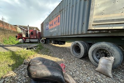 Sujetos interceptaron dos trailers que circulaban por la vía Durán - Yaguachi.