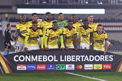 Jugadores de Barcelona posan para el partido de la fase de grupos de la Copa Libertadores ante River Plate en el estadio Más Monumental en Buenos Aires (Argentina)
