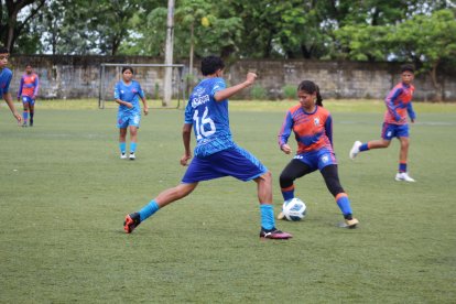 Las niñas jugaron de igual a igual que los varones en la final de la categoría sub-13.