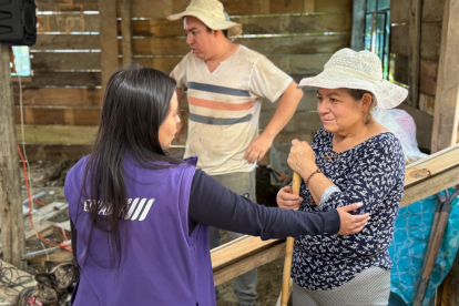 Equipo técnico del MIES durante un recorrido.
