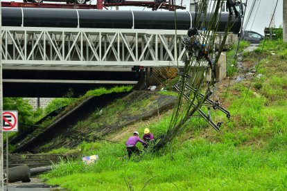 Postes de energía eléctrica quedaron deteriorados por el impacto.