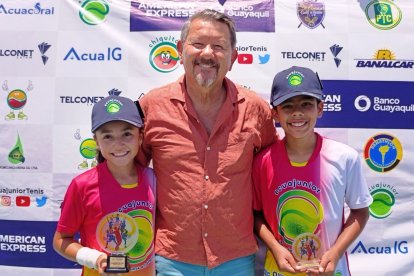 Premiación de 11 años unificado: Nicole Ordóñez, Jonhny Saldivias y Santiago Navia.