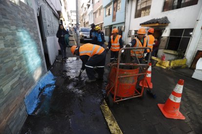 A día seguido, varios barrios de Quito han soportado los embates de la época lluviosa.