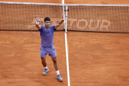 Carlos Alcaraz cedió el primer set, pero se repuso para ganar y meterse a octavos de final.