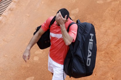 El serbio se retiró notablemente contrariado tras perder por marcador contundente de 6-3, 6-4.