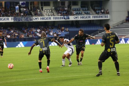 Ronny Borja se encargaba de la marca en la volante de Emelec.