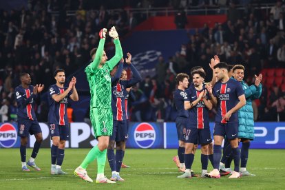 Jugadores de PSG festejan con su hinchada luego de la victoria ante Aston Villa en la Champions League