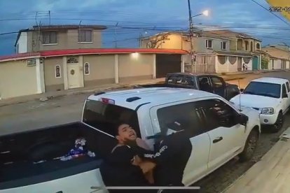 El acto delictivo quedó filmado por una cámara de seguridad.