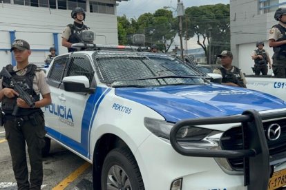 Los policías se desplegarán en los tres cantones de la Zona 8 para brindar seguridad a los ciudadanos.
