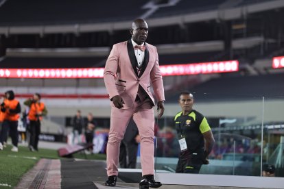 El último outfit que causó sensación fue un traje color palo de rosa que usó en el partido contra River Plate por la Copa Libertadores.