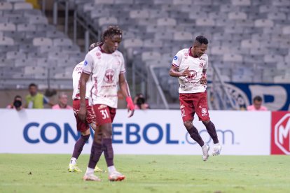 El festejo de Carlos Orejuela (d) tras marcar el primer gol de Mushuc Runa.