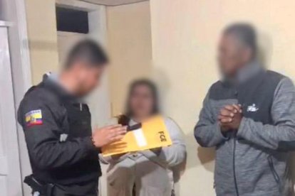 Dos personas fueron detenidas para indagar el crimen de una mujer afuera de una iglesia, en Quito.