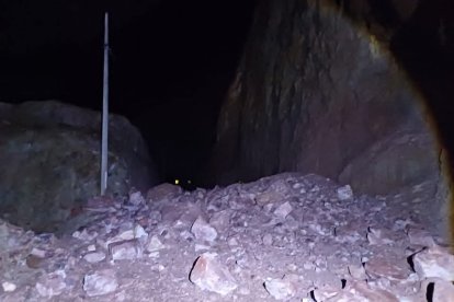 La vía Cuenca–Girón–Pasaje se encuentra cerrada por deslizamiento de tierra.