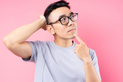 Ciertas palabras denotan que una persona es poco inteligente, según la IA.