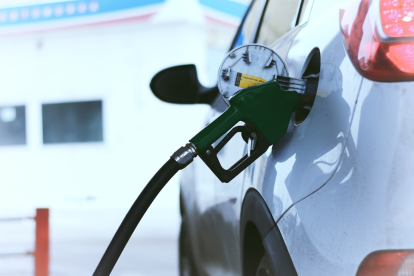 El precio de la gasolina varía cada mes en Ecuador.