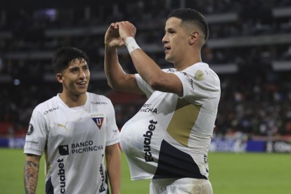 Álex Arce (d) fue la figura de Liga de Quito al marcar un doblete.