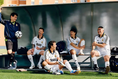 Casillas, Guti, Raúl, Morientes y Sanchís leyendas del club merengue reunidos mostrando la nueva colección
