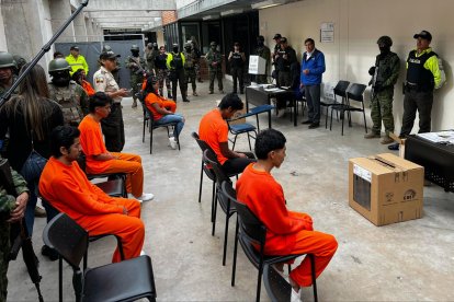 Los privados de la libertad votaron bajo custodia policial y militar