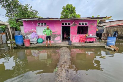 La temporada invernal continúa afectando a varias poblaciones en Esmeraldas.
