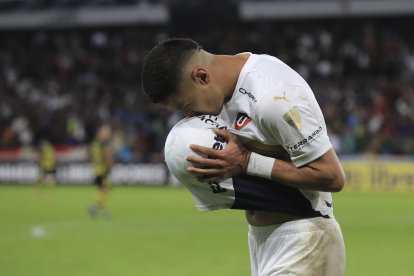 Álex Arce y su celebración tras conseguir el doblete ante Deportivo Táchira.
