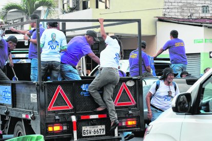 Ciudadana subiéndose al andar en una camioneta proselitista.